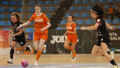 Lari conduce el bal�n ante Ari y Leninha, con Marina Garc�a al fondo.