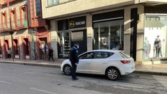 La Polic�a Local de O Barco trat� de concienciar a los conductores en el primer dia laboral en estado de alarma. 
