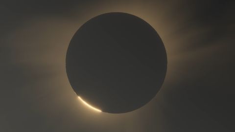 En Santiago el eclipse alcanzar� un grado muy alto de ocultaci�n, pero no ser� total ya que el borde del Sol seguir� visible como un delgado arco de luz.