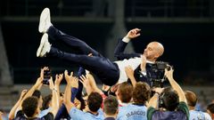 Claudio Gir�ldez,�manteado por los jugadores del Celta a la conclusi�n del duelo con el Sevilla.