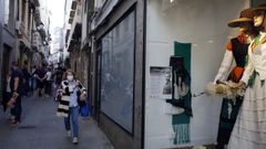 Ambiente en una calle del casco, con trajes tradicionales gallegos en los escaparates