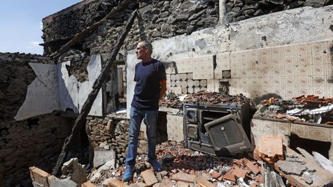 Incendios forestales: José Antonio volvió a lo que queda de su casa, destruida por el incendio en A Caridade (Monterrei)