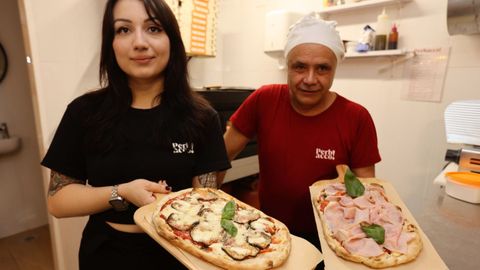 Gaia Source, que acaba de abrir un local de pinsas en Pontevedra, junto a Sergio Marongiu, el cocinero