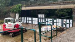 Colocaci�n de las compuertas en la playa de Porta Pousada.