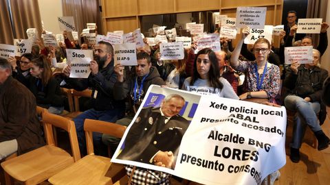 Vecinos contra la A-57 en el pleno del Concello de Pontevedra, este lunes, junto a una polic�a local que denuncia al jefe del cuerpo