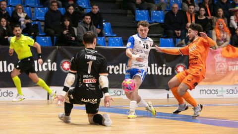 Miguel Lahoz, autor del �nico tanto del partido, dispara entre Torero y Alberto. 