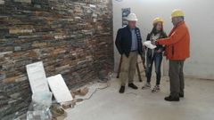 El alcalde de Quiroga, Julio �lvarez, supervisa las obras de acondicionamiento de las nuevas secciones del museo