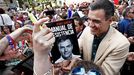 Pedro S�nchez firma un ejemplar de su libro tras el acto pol�tico celebrado en la tarde del mi�rcoles en Pamplona