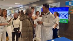 Hugo Gmez, informando a un paciente en la mesa instalada en el CHUO con motivo del Da de la EPOC.