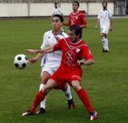 El ribadense Juan Pablo, de rojo, presionado por un rival.
