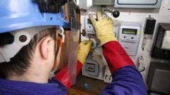 Imagen de archivo de un t�cnico trabajando en contadores de la luz