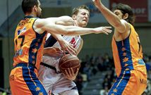 El Valencia supo cerrar los espacios al Obradoiro, como en esta ocasi�n Rafa Mart�nez y Loncar a Adam Waczynski. 
