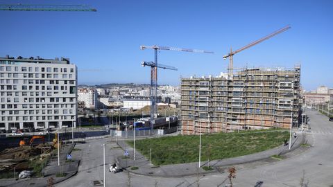 Gr�as y edificios en construcci�n en el barrio de Xux�n