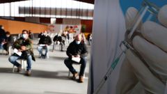 Portugueses esperando a ser vacunados en Seixal