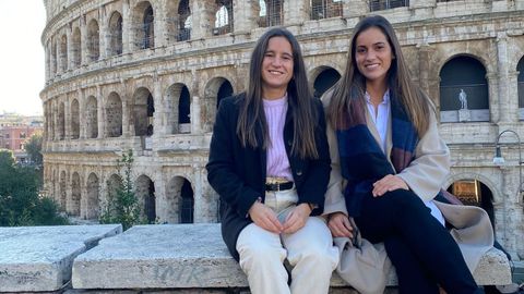 Las dos jvenes, con el Coliseo de Roma al fondo. 