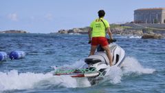 Socorrista en una moto de agua en A Corua, el domingo.