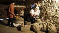 Recreaci�n del proceso de producci�n de la materia prima que da origen a la Festa do Pan de Ribadumia.