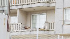En primer plano, la balaustrada que cedi� el jueves por la noche en Sanxenxo y desde la que cayeron cuatro j�venes al patio de luces