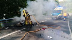 Arde una moto tras colisionar con un turismo en Cabanas