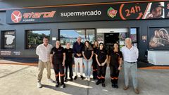 Personal del nuevo Claudio Express de A Granxa, en O Porri&ntilde;o