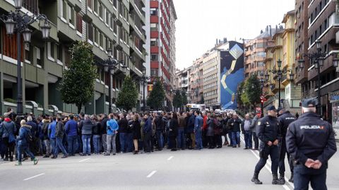 Los secretarios generales del SOMA-FITAG-UGT y CCOO en Hunosa, Jos Luis Alperi y Rubn Garca, se dirigen a los mineros concentrados en las oficinas centrales de Hunosa en Oviedo