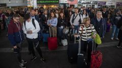 Decenas de personas esperan a que salgan sus trenes en la estacin Joaqun Sorolla, este jueves, en Valencia.