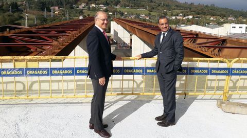 Jos� Mar�a Pertierra y Fernando Lastra, en las obras de acceso al nuevo HUCA