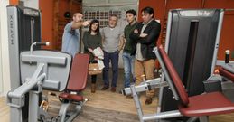 <span lang= es-es >El gimnasio estrena ampliaci�n</span>. Las obras para ampliar las instalaciones de O Pombal concluyeron y los representantes del grupo de gobierno acudieron ayer a conocer las nuevas dotaciones. 