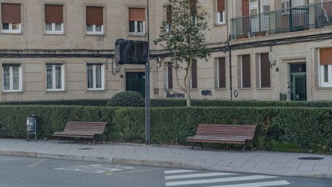 La antigua marquesina ha sido retirada y solo quedan las pantallas informativas, que han sido tapadas con un plstico negro.