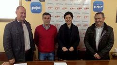 Representantes del PP, con Isabel Garc�a Pac�n al frente, en la rueda de prensa de ayer en Ribadeo.