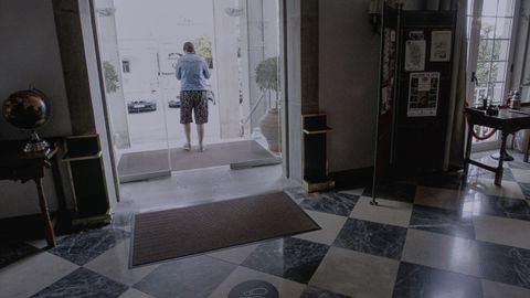 Turista en la puerta del Parador de Turismo de Ferrol