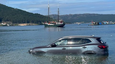 Una de las noticias ms ledas fue la de la familia de Murcia que aparc su coche en la rampa portuaria de Muros y se lo trag la marea