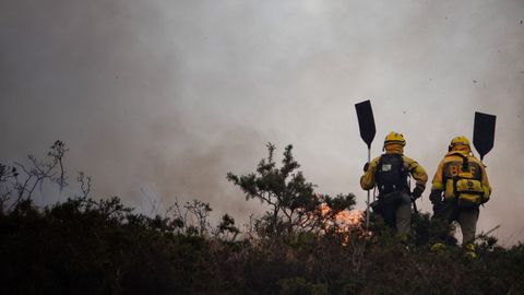 Bomberos de Asturias trabajan para extinguir las llamas en un incendio forestal