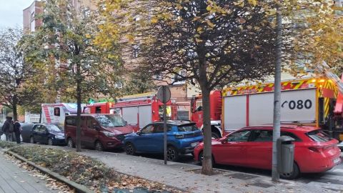 Bomberos y ambulancia auxilian, en la calle de Santiago, de Gijn, a una mujer que cay a un bajo comercial al ceder el suelo de su vivienda
