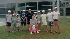 Parte de los ni�os del turno semanal del Campus de Juegos Acu�ticos del CN Pabell�n, con su monitora Iria �lvarez