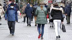 Aspecto de una calle del centro de Pontevedra durante la �poca navide�a