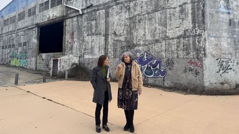 Rosana P�rez y Amparo Cerecedo junto a la f�brica de Hadasa, en A Ribeiri�a.