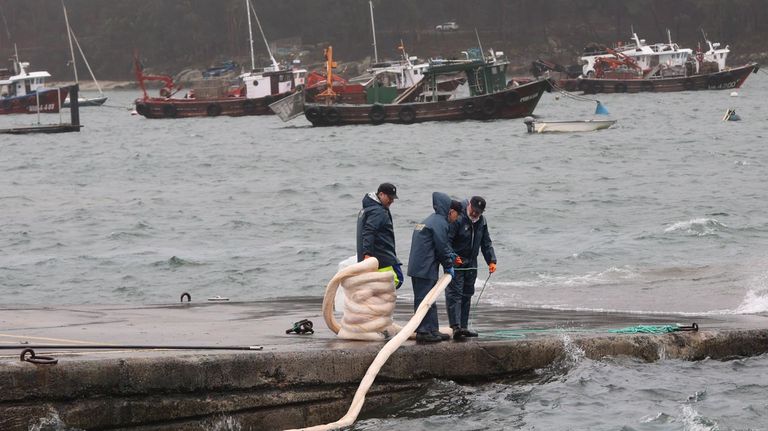 Los dep&oacute;sitos de gasoil recogidos tras el naufragio de un bateeiro provican un vertido de gasoil que intenta contener Gardacostas de Galicia