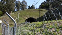 La zona de seguridad ferroviaria en el entorno de los t�neles de Bamio est� acotada por una valla de unos dos metros de altura