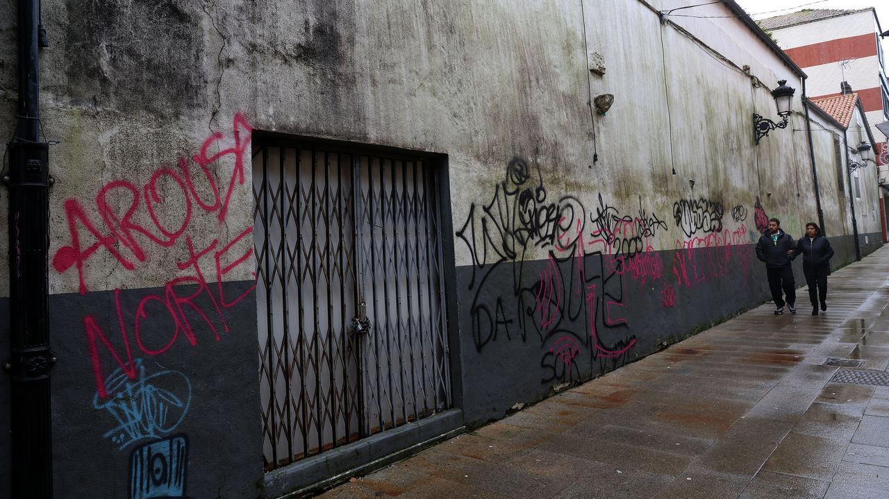 Casa Maestú, una antigua salazonera protegida, la última víctima de los grafiteros en A Pobra