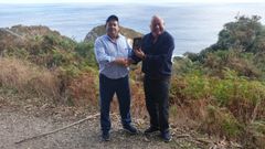 El visitante n�mero 300.000 fue lucense. En la imagen, Novo (derecha) entregando el diploma del visitante n�mero 300.000 a Fuci�o do Porco a un barreirense que lleg� con su familia de Monforte.