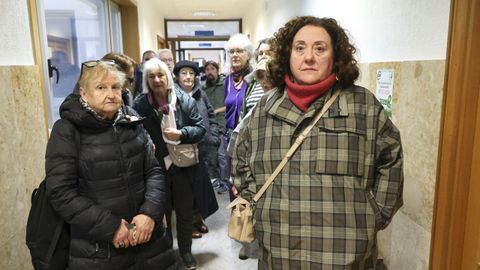Amada Toimil, derecha, ayer en los Juzgados de Ferrol junto a mujeres que la respaldaron. 