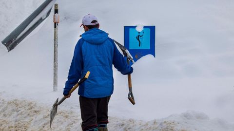 Un hombre limpia la nieve en Pajares. ARCHIVO