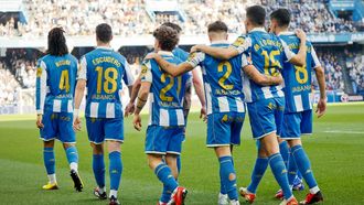 Los jugadores del Deportivo, en Abanca Riazor, tras marcarle al Eibar