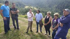 El consejero de Desarrollo Rural, Agroganader�a y Pesca, Alejandro Calvo, durante su visita a una explotaci�n ganadera y a un cebadero de terneros en el concejo de Quir�s