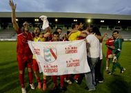 Los integrantes del Mi�o, celebrando su victoria en la Copa de Ferrol. 