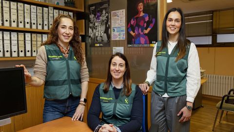 De izquierda a derecha, las agentes Carlota Bellas, Iria Rodr�guez y Graciela P�rez, integrantes del equipo Emume en A Coru�a.