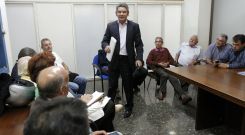 <span lang= es-es >La �ltima vez... en el 2012</span>. El dos de octubre del 2012, presidentes de asociaciones vecinales y la directiva de la Federaci�n mantuvieron el �ltimo encuentro con el gobierno de Caballero. El concejal de Participaci�n Ciudadana, Santos H�ctor Rodr�guez (de pie) les recibi� para hablar de los planes de empleo, pero sus demandas no fueron atendidas y despu�s ya no lograron volver a ser recibidos. 