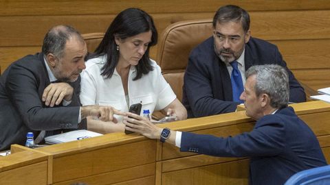 Alfonso Rueda, presidente de la Xunta, muestra su m�vil a los parlamentarios del PPdeG Julio Comesa�a, Paula Prado y Alberto Pazos,