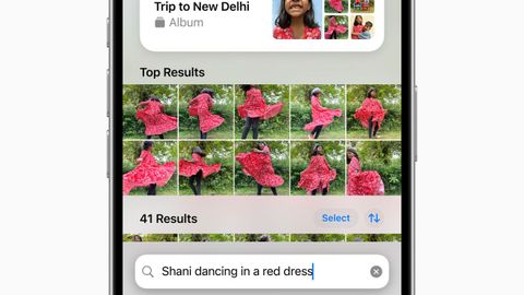 Fotografa cedida por Apple donde se muestra a un iPhone abierto en la aplicacin de fotos donde los usuarios pueden buscar casi cualquier cosa simplemente describiendo lo que buscan.